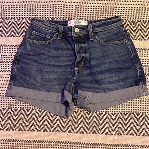 hollister curvy high-rise mom jean shorts 3”